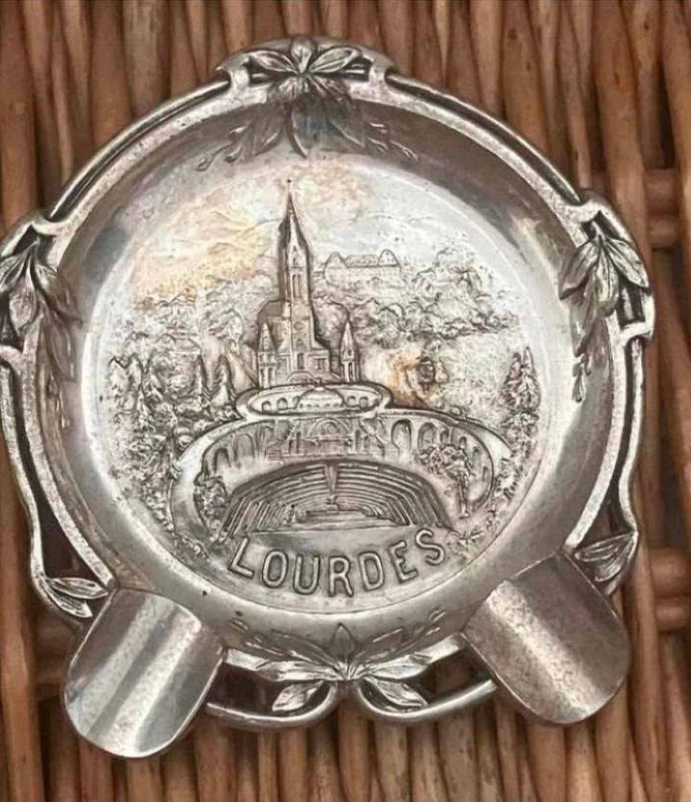 LOURDES ,OUDE METALEN ASBAK…MOOI!!, Antiek en Kunst, Antiek | Religie, Ophalen of Verzenden