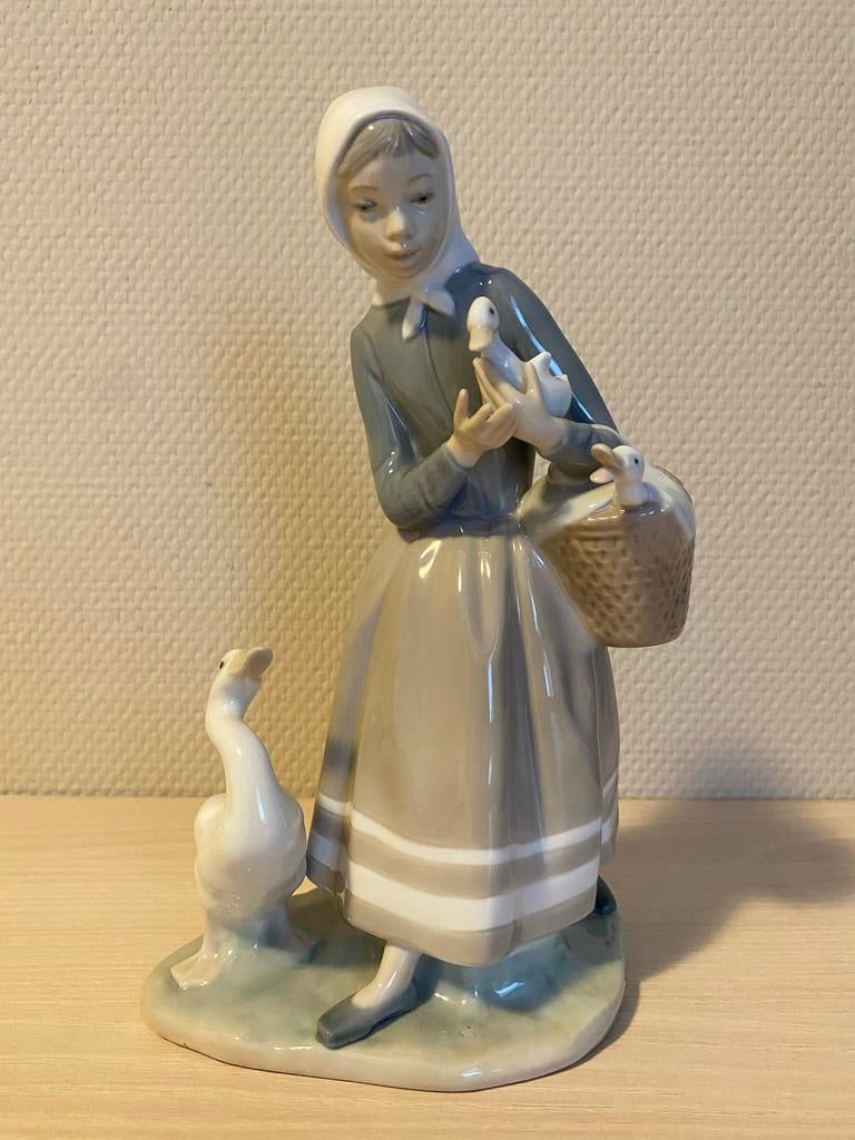 Lladro beeldje meisje met ganzen, Ophalen of Verzenden, Zo goed als nieuw, Mens