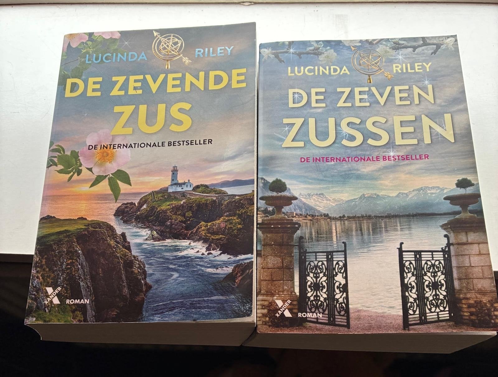 De Zeven Zussen & De Zevende Zus - Lucinda Riley, Boeken, Ophalen of Verzenden, Zo goed als nieuw, Nederland