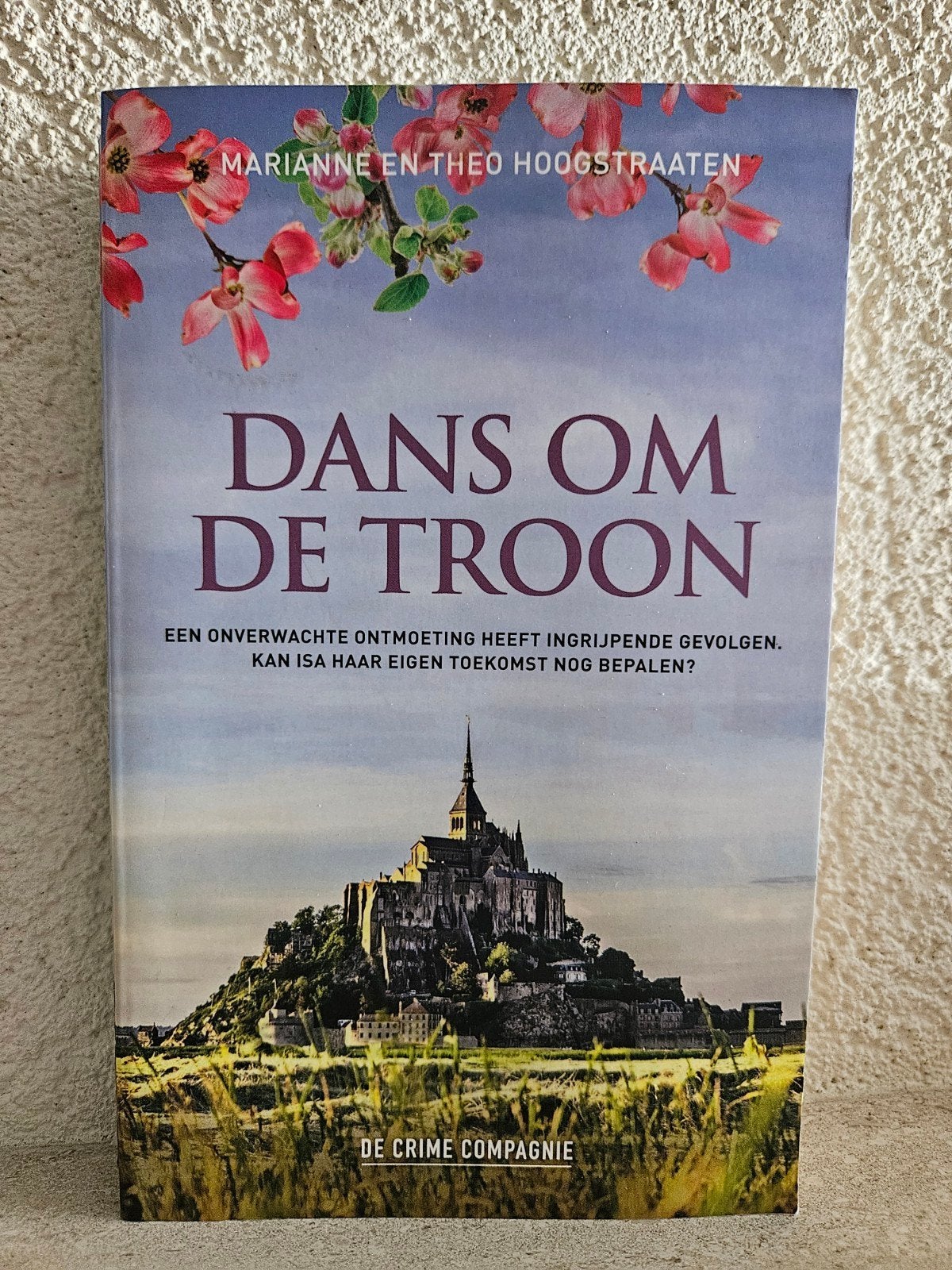 Dans om de Troon - Marianne en Theo Hoogstraten, Boeken, Detectives, Ophalen of Verzenden, Zo goed als nieuw, Marianne en Theo Hoogstraten