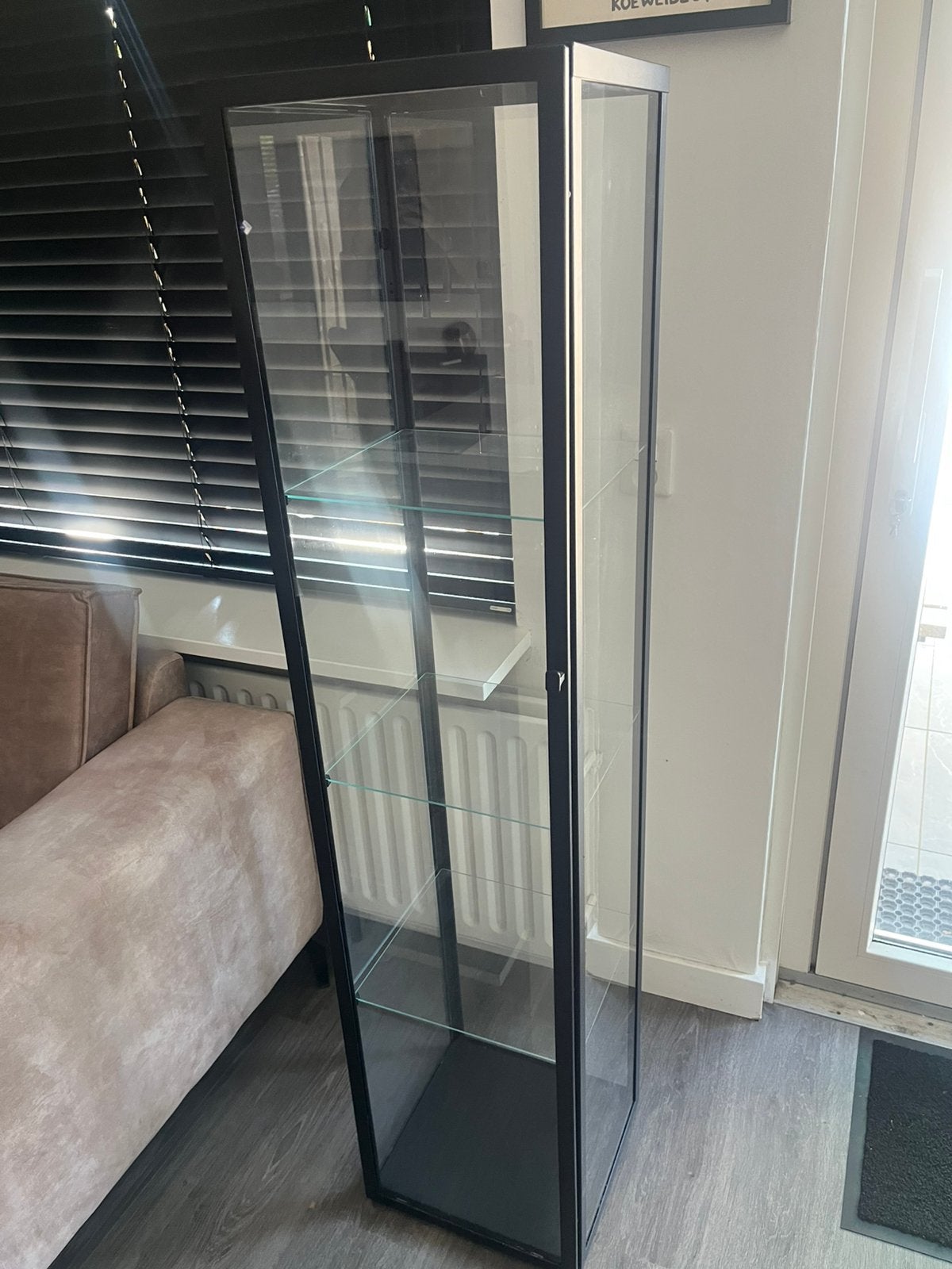 Glazen virtrinekast met stalen frame, Huis en Inrichting, Kasten | Vitrinekasten, Ophalen, 50 tot 100 cm, Zo goed als nieuw, Minder dan 100 cm