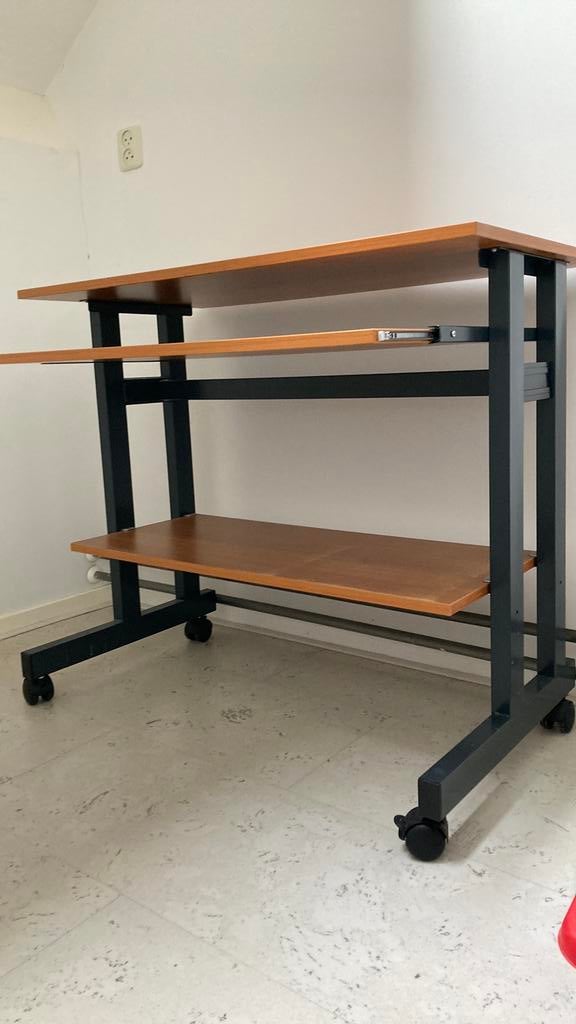 Te Koop computer tafeltje, Ophalen, Gebruikt, Bruin, Computerbureau