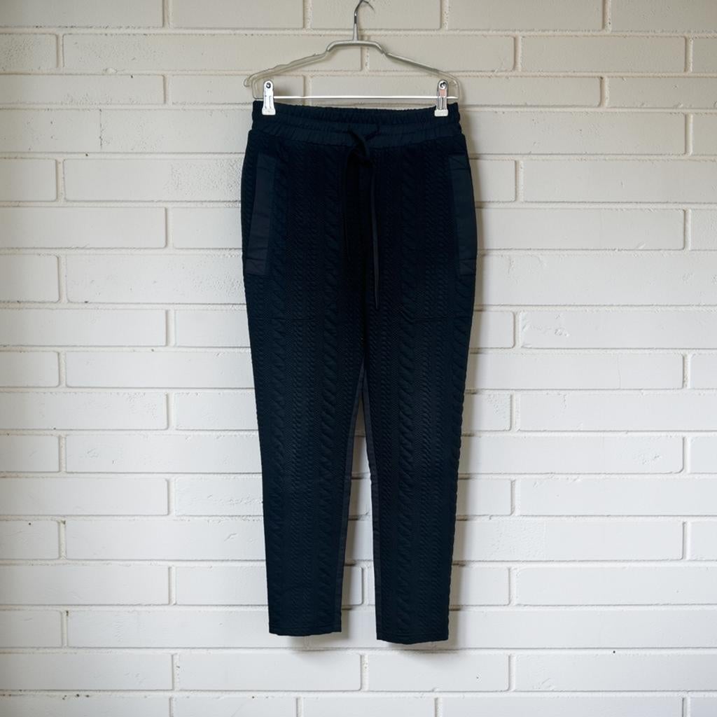 Nü Denmark Broek Maat S Zwart Reliëf 3D Print Jogger Style, Zwart, Ophalen of Verzenden, Zo goed als nieuw, Nd
