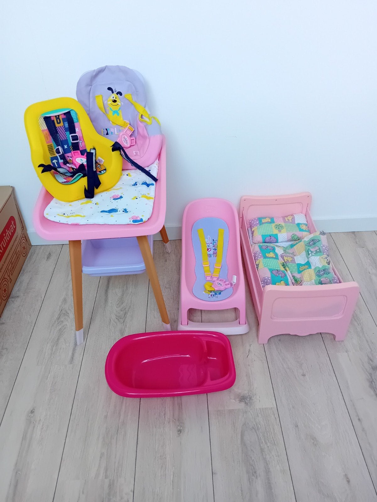 Poppen accessoires set: kinderstoel, bedje, badje, Kinderen en Baby's, Speelgoed | Poppen, Ophalen, Gebruikt, Overige typen