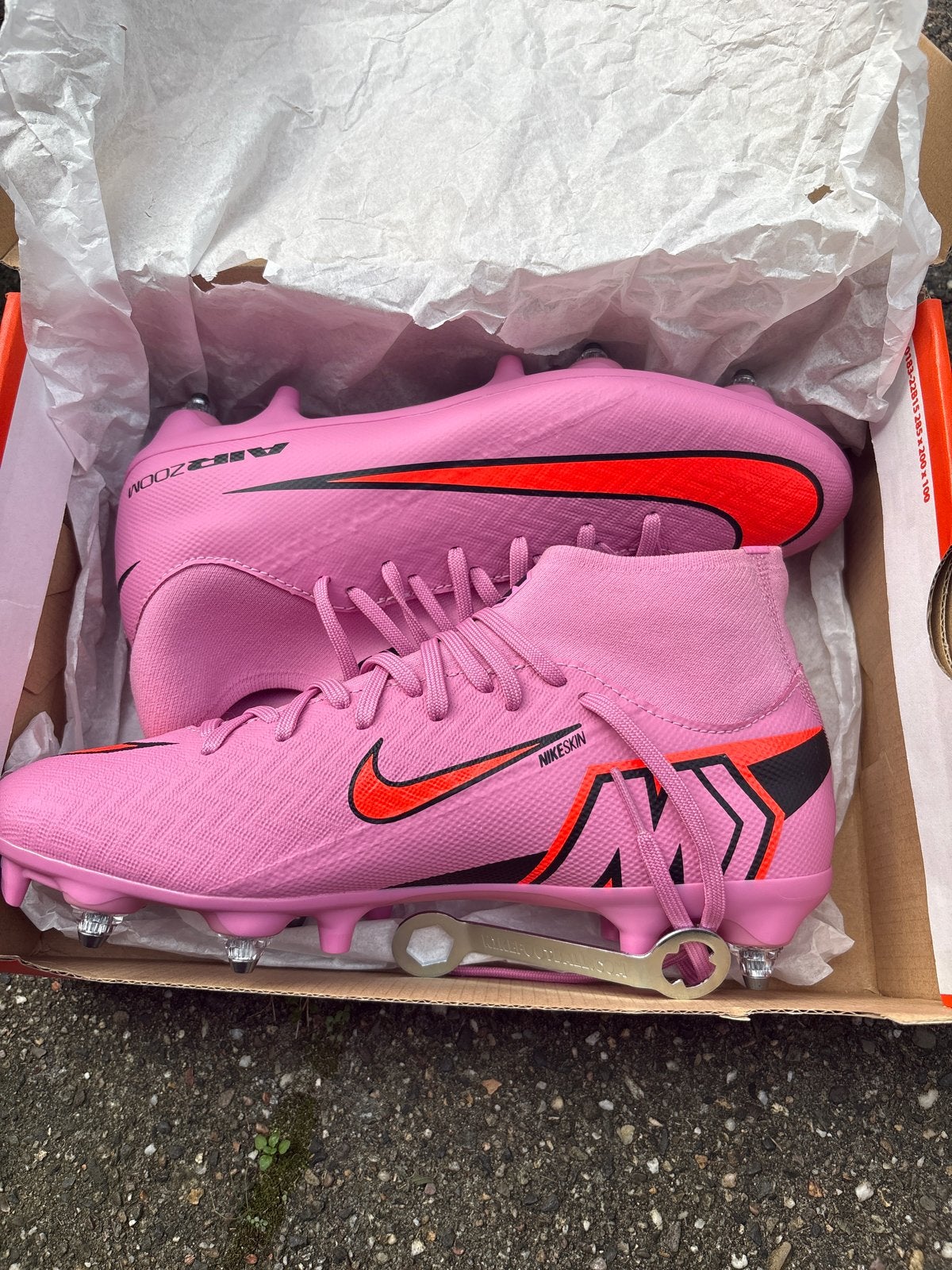 Nieuwe Nike voetbalschoenen met ijzeren noppen - Maat 40, Ophalen of Verzenden, Nieuw, Schoenen