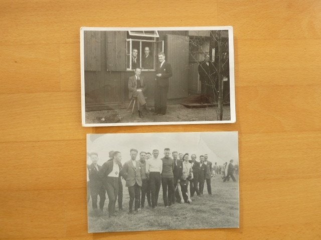 2x foto ansicht 2 mannen, groep mannen, sportclub?, Ophalen of Verzenden, Voor 1940, Gebruikt