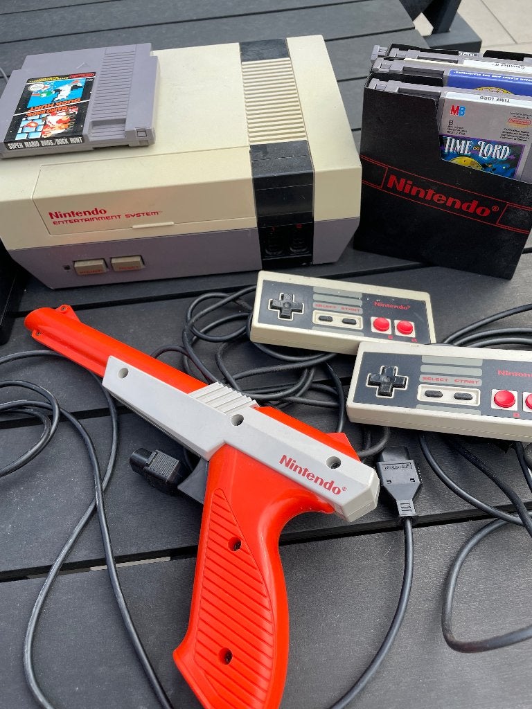 Complete Vintage Nintendo NES Console + Zapper + 5 spellen, Spelcomputers en Games, Spelcomputers | Nintendo NES, Ophalen, Gebruikt