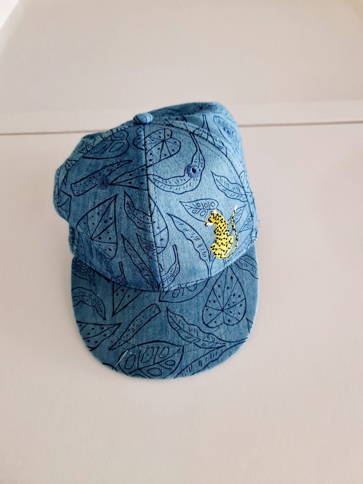 HEMA denim kinderpet met luipaard 5-8 jaar, Ophalen of Verzenden, Hema, Pet, Zo goed als nieuw