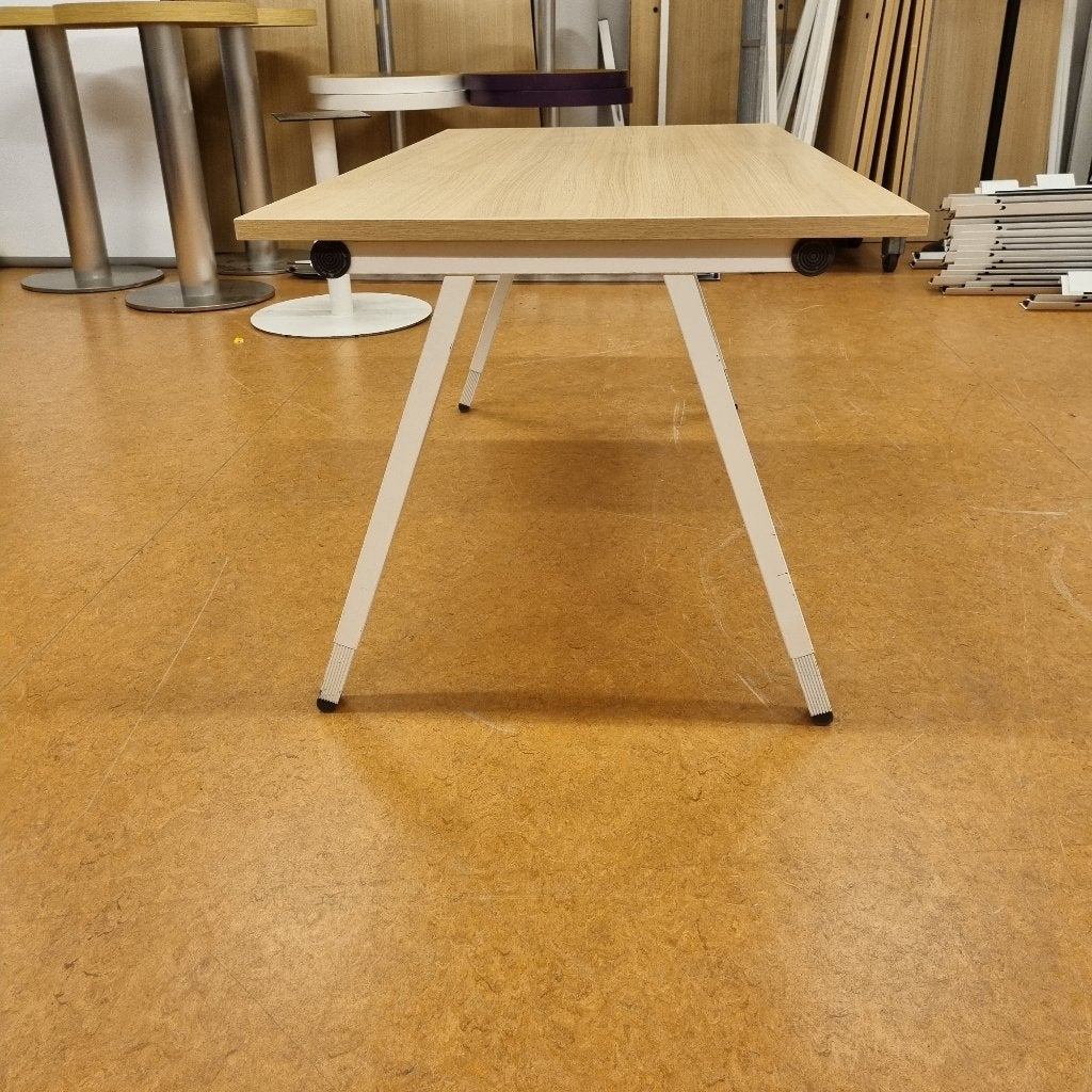 2 x moderne hoogte verstelbare bureaus / werktafels 100x200, Ophalen, Gebruikt, In hoogte verstelbaar, Hout
