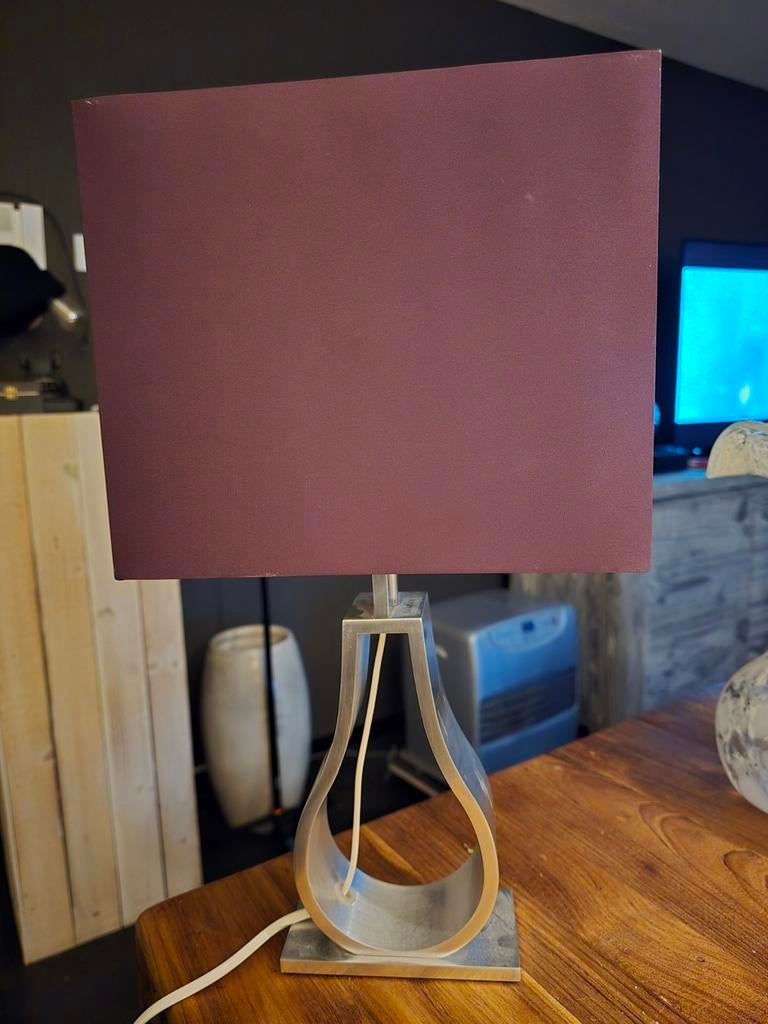 Moderne tafellamp met aluminium voet en paarse kap, Gebruikt, Ophalen of Verzenden, Stof, Modern
