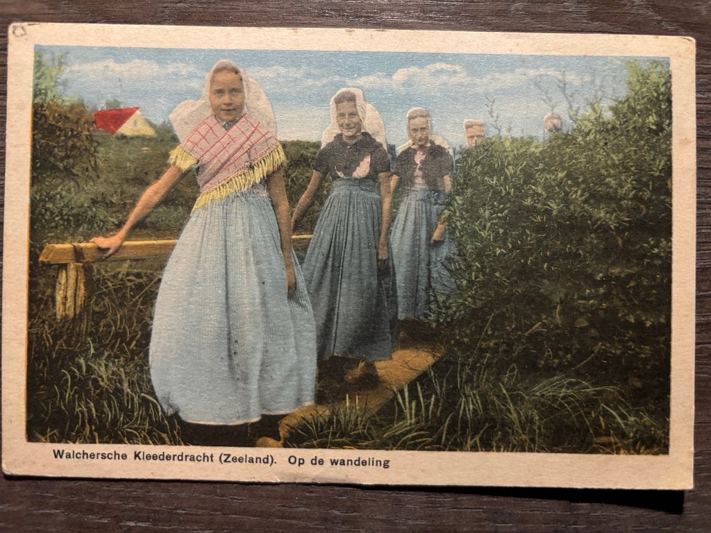 Ansichtkaart Walcheren - Kleederdracht  Op de wandeling, Ophalen of Verzenden, 1920 tot 1940, Gelopen, Zeeland