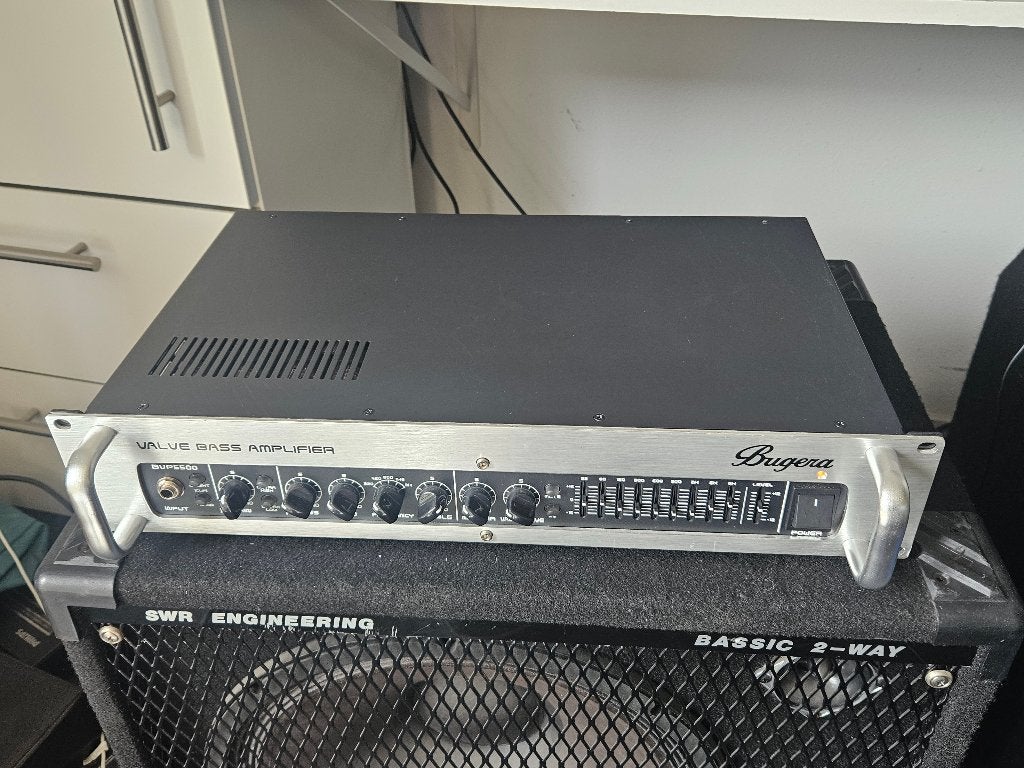 Bugera BVP5500 versterker en SWR Bassic 15 Box, Ophalen, Zo goed als nieuw, Basgitaar, 100 watt of meer