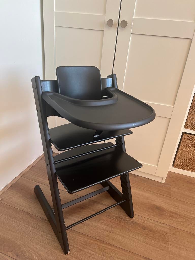 Stokke Tripp Trapp kinderstoel met eetblad - Zwart, Ophalen of Verzenden, Gebruikt, Meegroeistoel, Aanschuifbaar