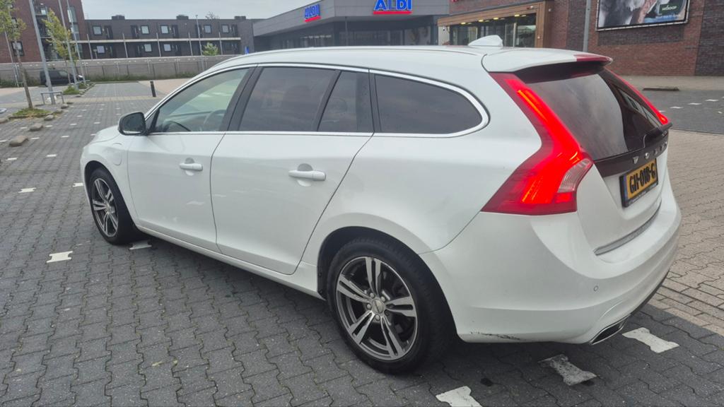 Volvo V60 D6 Twin Engine 288pk Geartronic AWD Plug In Hybrid, Auto's, Automaat, 1800 kg, Wit, Vierwielaandrijving