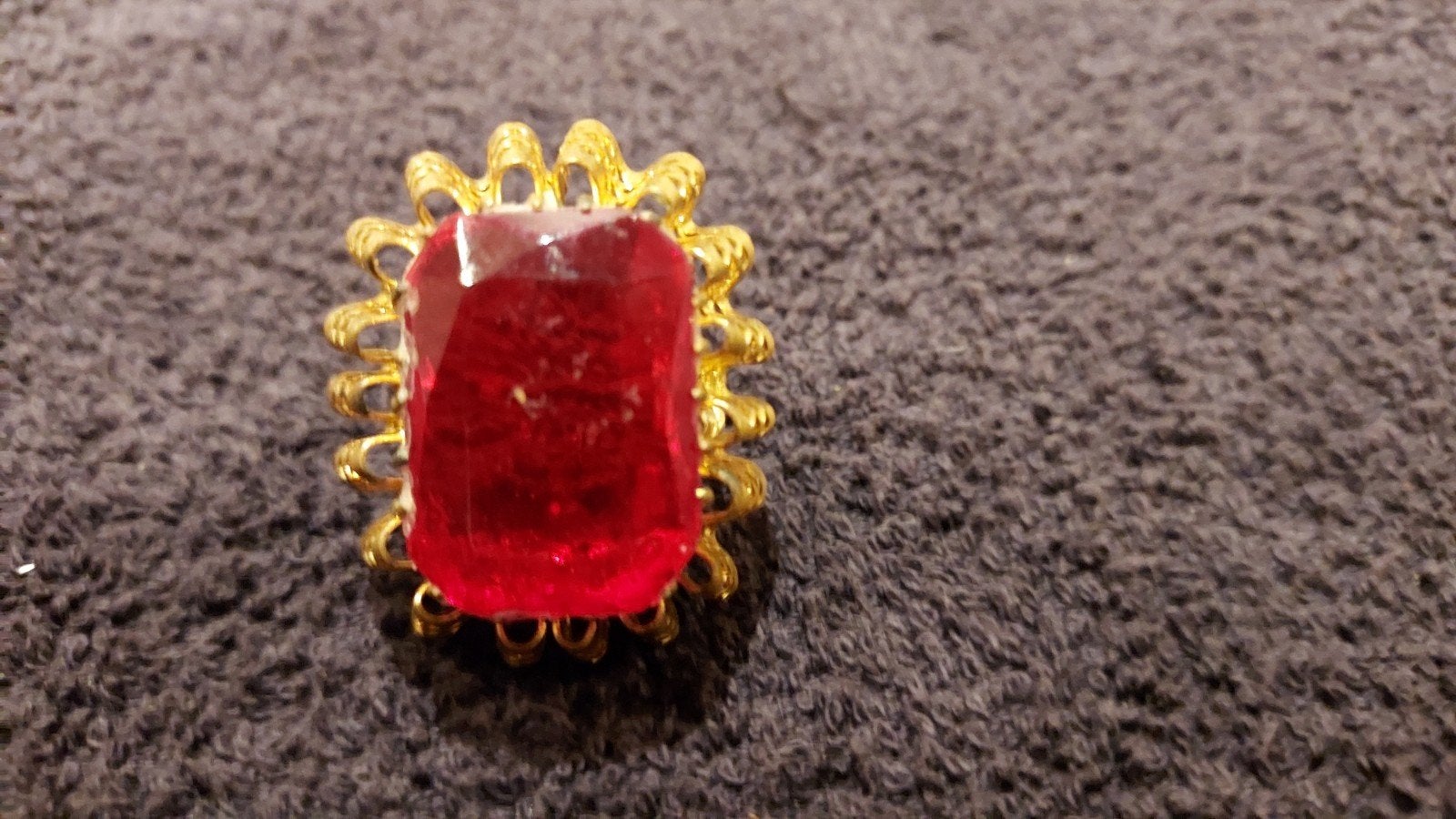 De Ring van Sinterklaas - Goudkleurige ring met rode steen, Overige materialen, Gebruikt, Ophalen of Verzenden, 17 tot 18