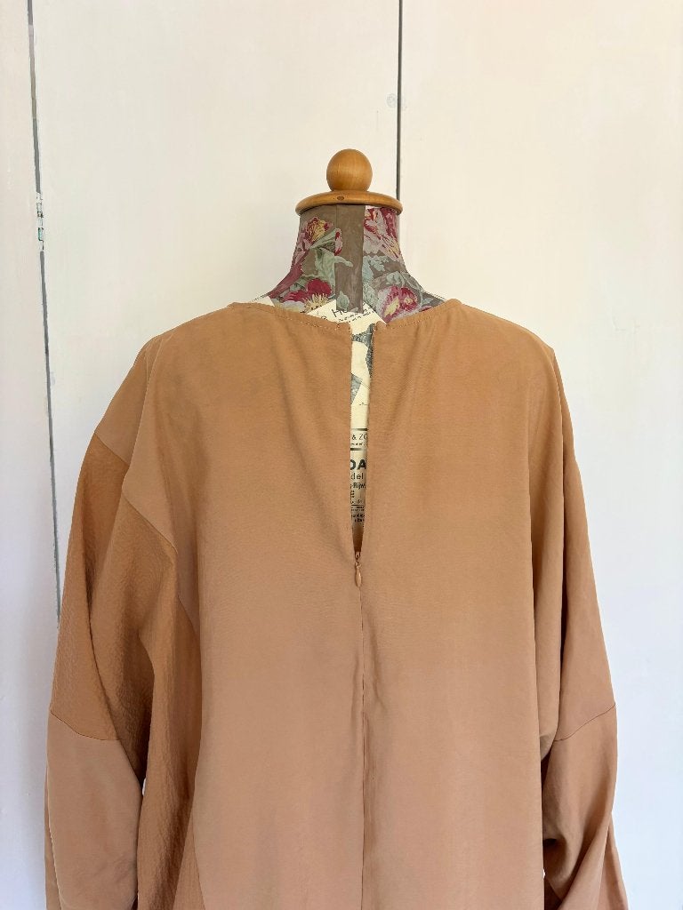 MAQ design asymmetrisch damespak., Kleding | Dames, Overige typen, Bruin, Verzenden, Nieuw