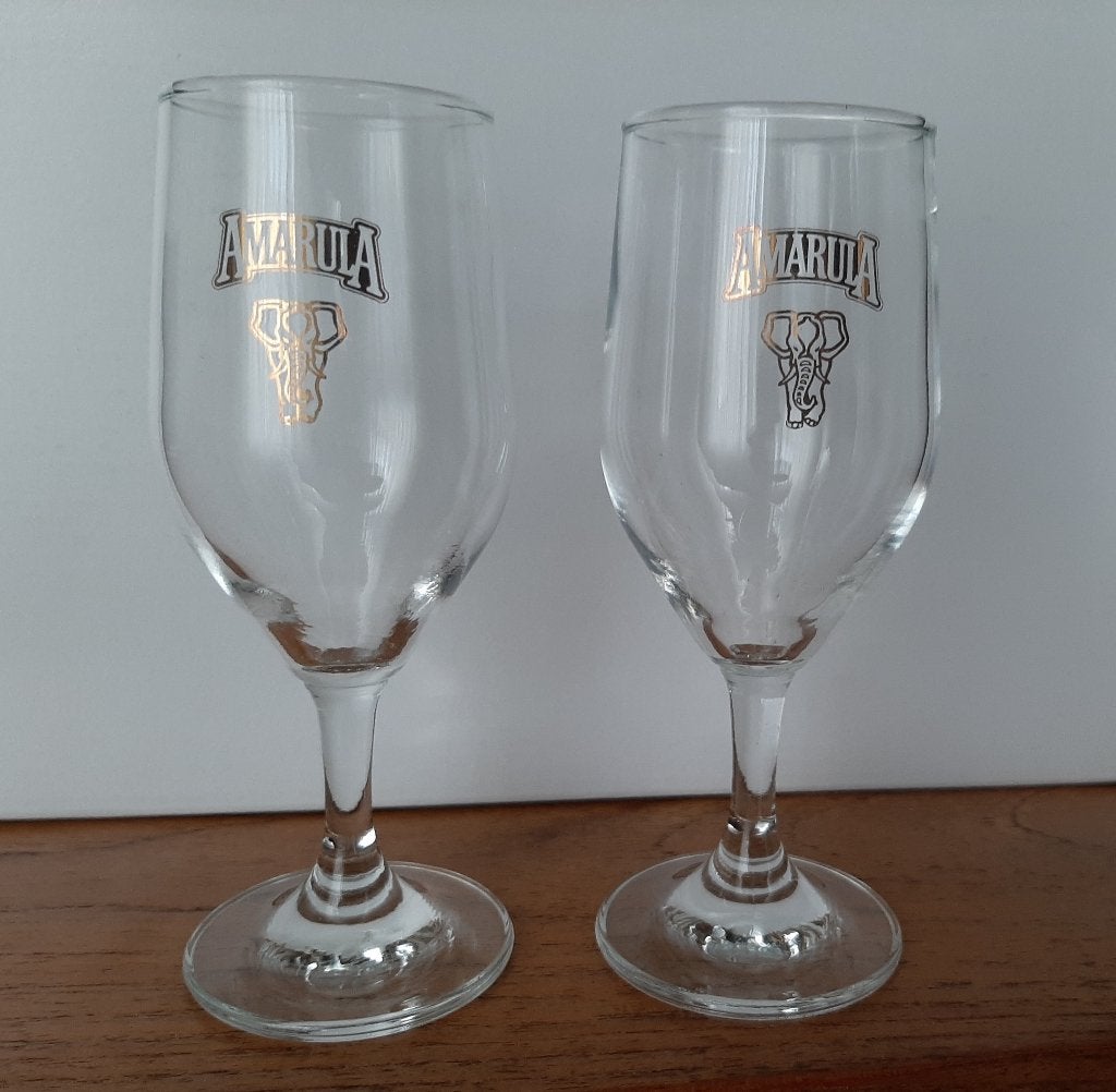 Set van 2 Amarula koffielikeur glazen op voet. Afm. Ø 5,5x14, Ophalen of Verzenden, Zo goed als nieuw, Borrel- of Shotglas