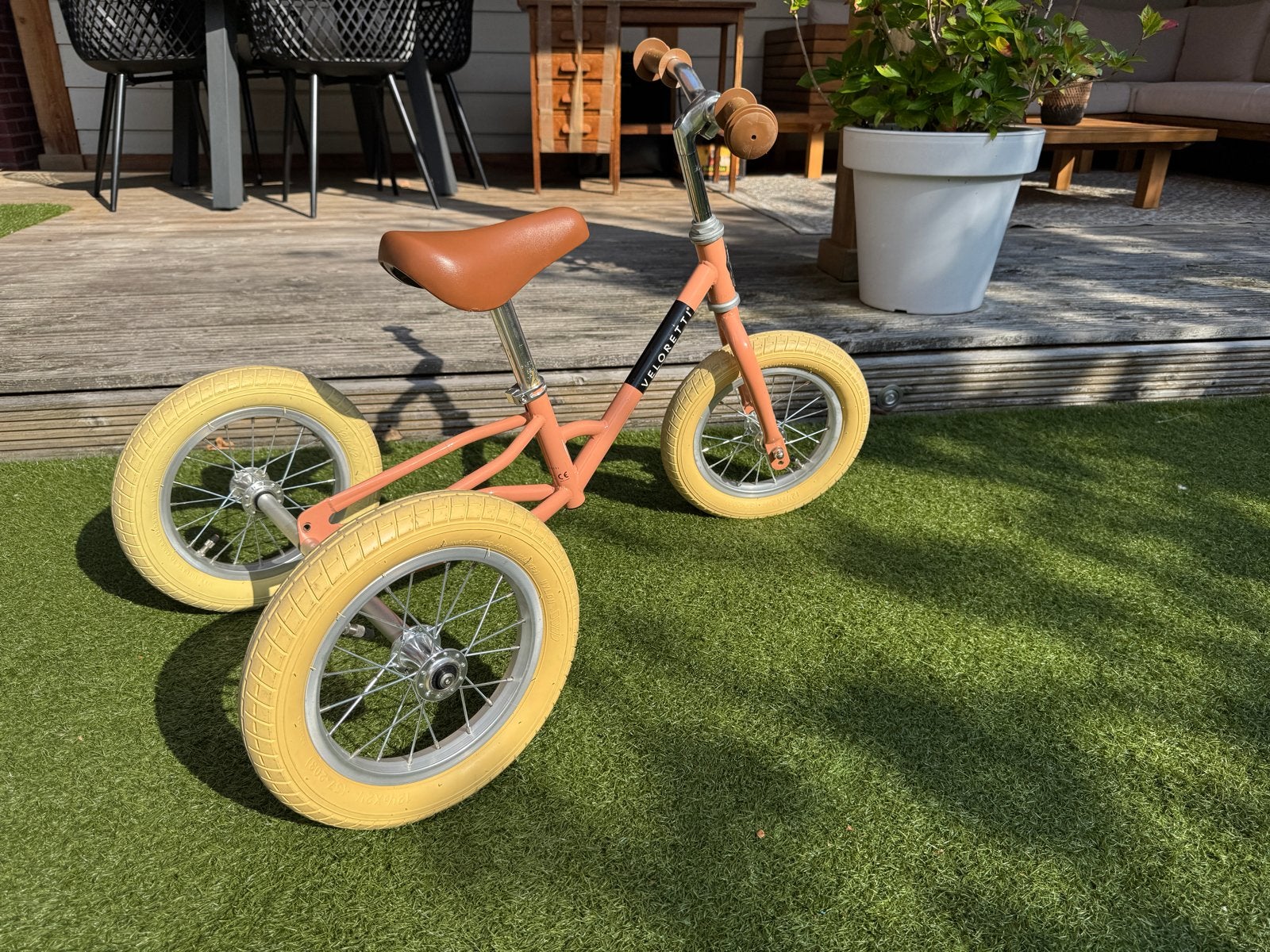 Veloretti loopfiets/driewieler - zalmroze met ombouwset., Ophalen, Zo goed als nieuw, Velgrem