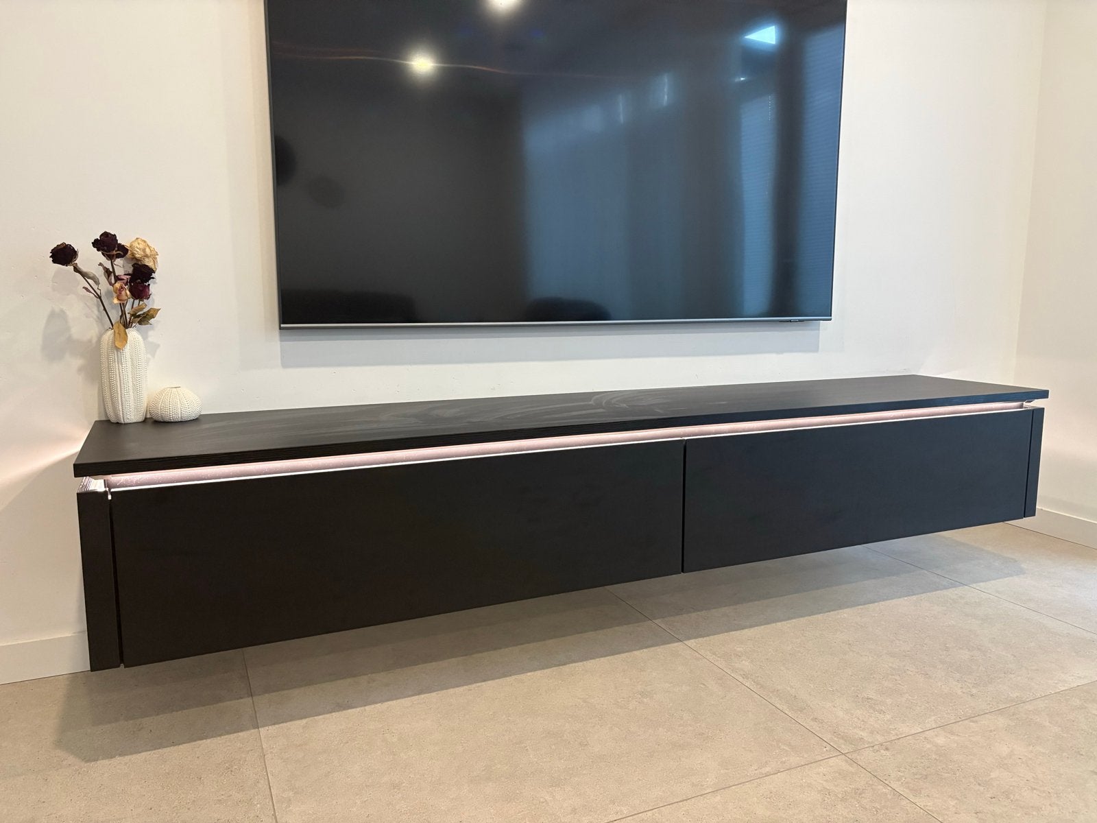 Modern zwevend tv-meubel met LED verlichting, Huis en Inrichting, Kasten | Televisiemeubels, Ophalen, 150 tot 200 cm, Zo goed als nieuw