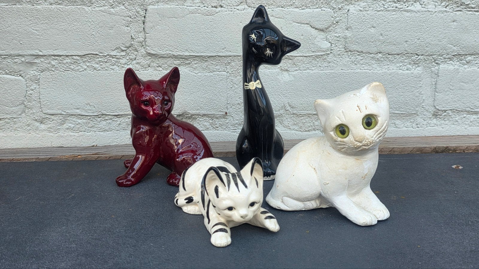 4 vintage eigenzinnige poezenbeeldjes, Ophalen of Verzenden, Gebruikt, Paard, Beeldje of Figuurtje