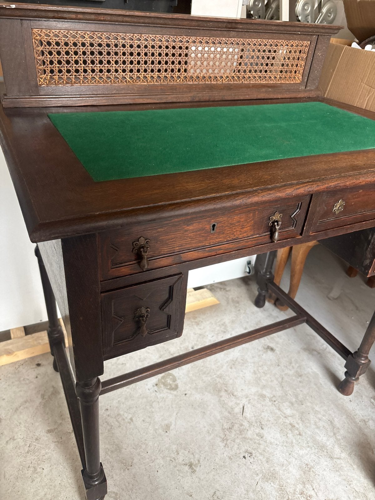 Antieke Vintage Schrijftafel met Rotan en Groen Vilt, Antiek en Kunst, Ophalen of Verzenden