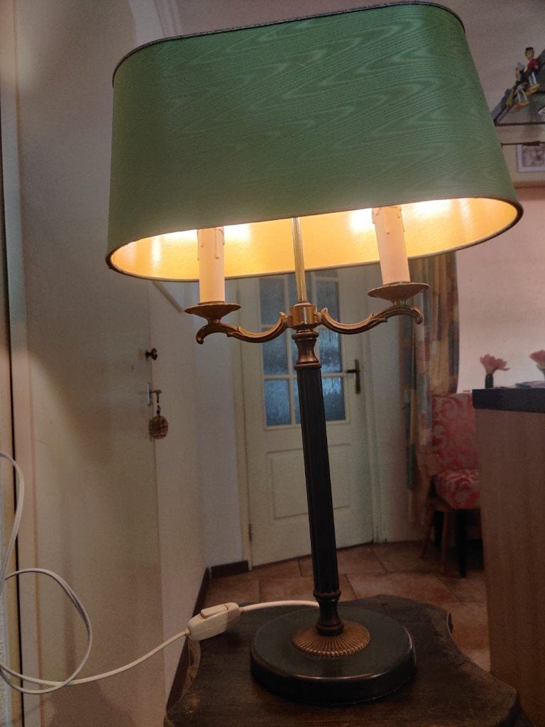 Klassieke tafellamp met 2 lichtpunten en ovale kap, Huis en Inrichting, Lampen | Tafellampen, Ophalen