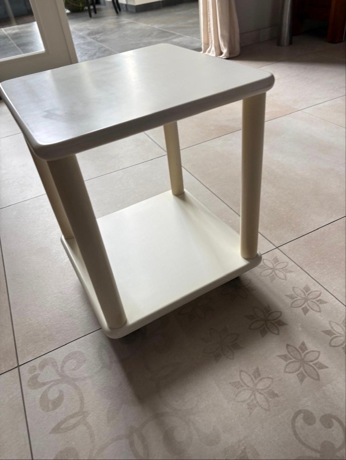 Wit bijzettafeltje op wieltjes, Gebruikt, Vierkant, Ophalen, 45 tot 60 cm