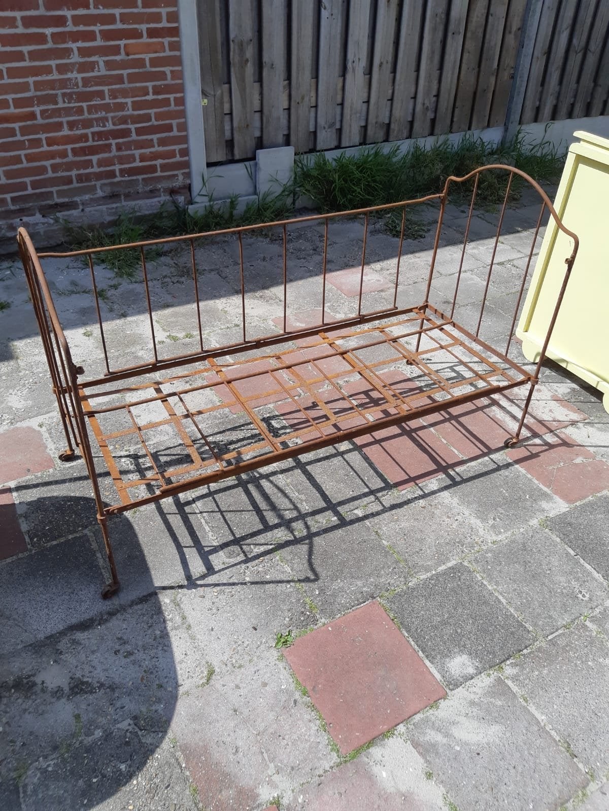 Vintage ijzeren ledikantje/wiegje - decoratief, Antiek en Kunst, Ophalen