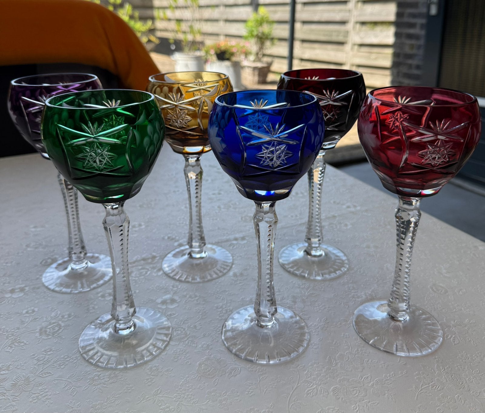 Prachtige set gekleurde geslepen kristallen glazen, Verzamelen, Glas en Borrelglaasjes, Ophalen, Zo goed als nieuw, Overige typen