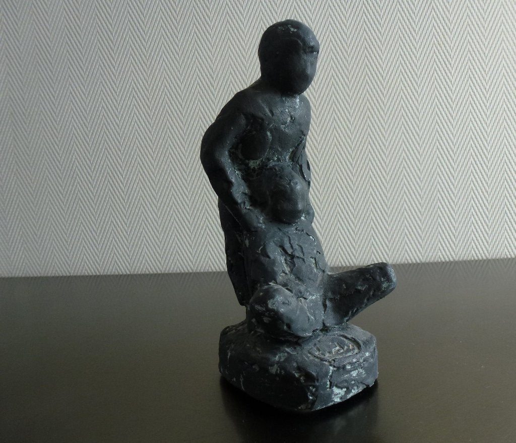 Beeldje getiteld kinderen ontworpen door Tony van der Vorst, Groep mensen, Minder dan 20 cm, Ophalen of Verzenden, Beeld