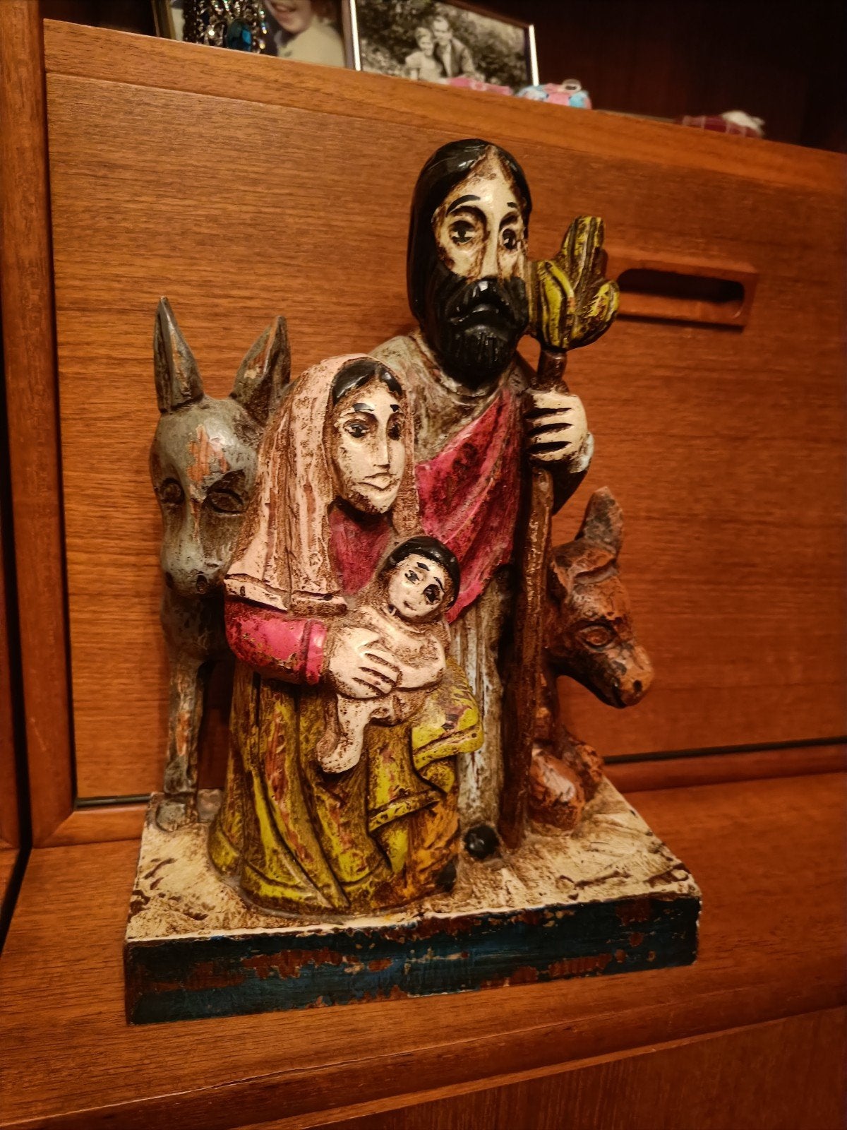 Houten beeld Heilige Familie met ezels (kerst), Antiek en Kunst, Handgemaakt, Ophalen of Verzenden, 20 - 50 cm, Beeld