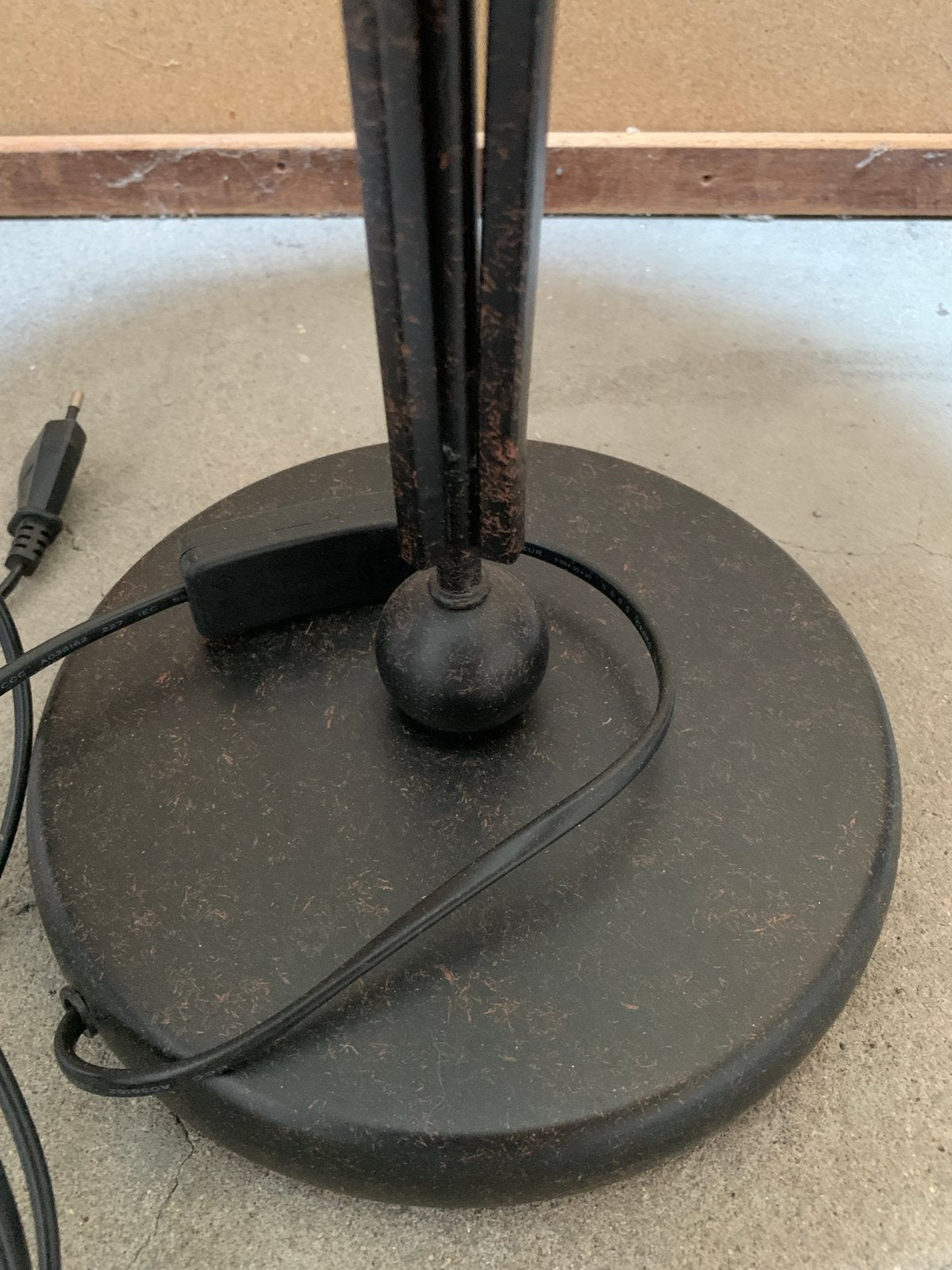 Tafellamp met dikke glazen kap en zwaar metalen voet, Ophalen, Gebruikt, Glas, 50 tot 75 cm
