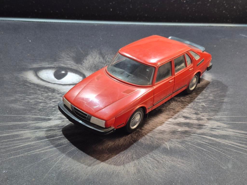Schaalmodel Saab 900 Turbo (1:20) - Rood, Hobby en Vrije tijd, Ophalen of Verzenden, Gebruikt, Auto