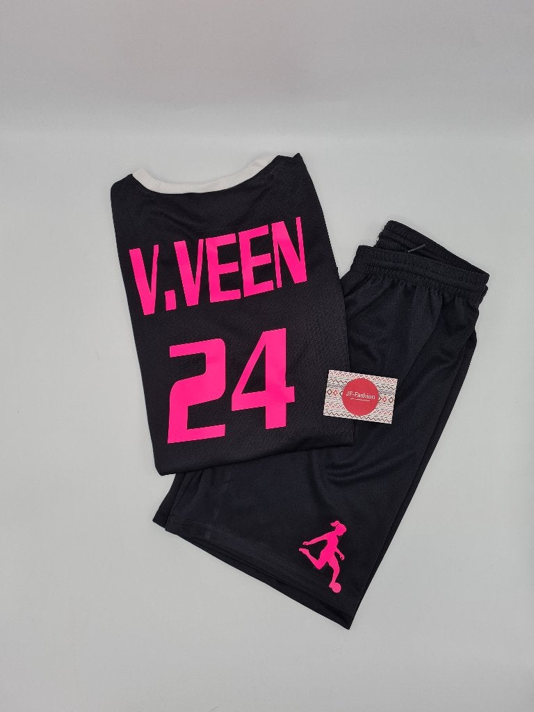 Voetbaltenue met je eigen naam in maat 122, Ophalen of Verzenden, Nieuw, Jongen of Meisje, Sport- of Zwemkleding