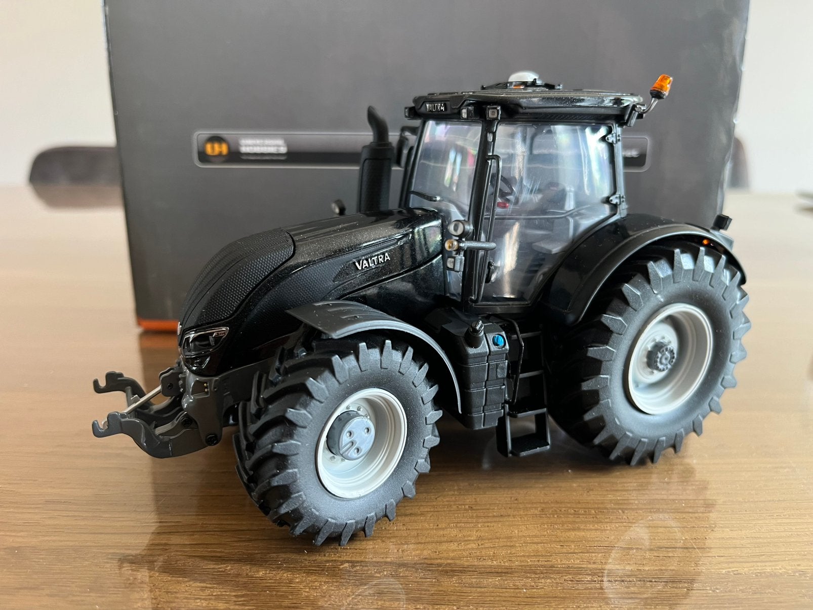 Valtra S tractor Universal Hobbies UH 4230, Ophalen of Verzenden, Zo goed als nieuw, Tractor of Landbouw, Universal Hobbies