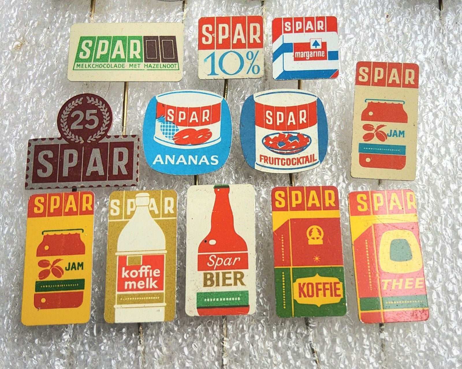 12 Vintage SPAR Speldjes - Reclame, Verzamelen, Ophalen of Verzenden, Gebruikt, Overige onderwerpen, Speldje of Pin