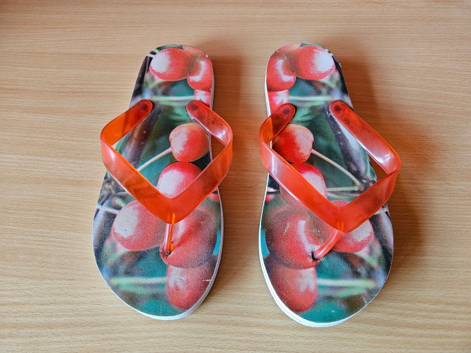 Teenslippers met kersen print, Slippers, Overige kleuren, Ophalen of Verzenden, Zo goed als nieuw