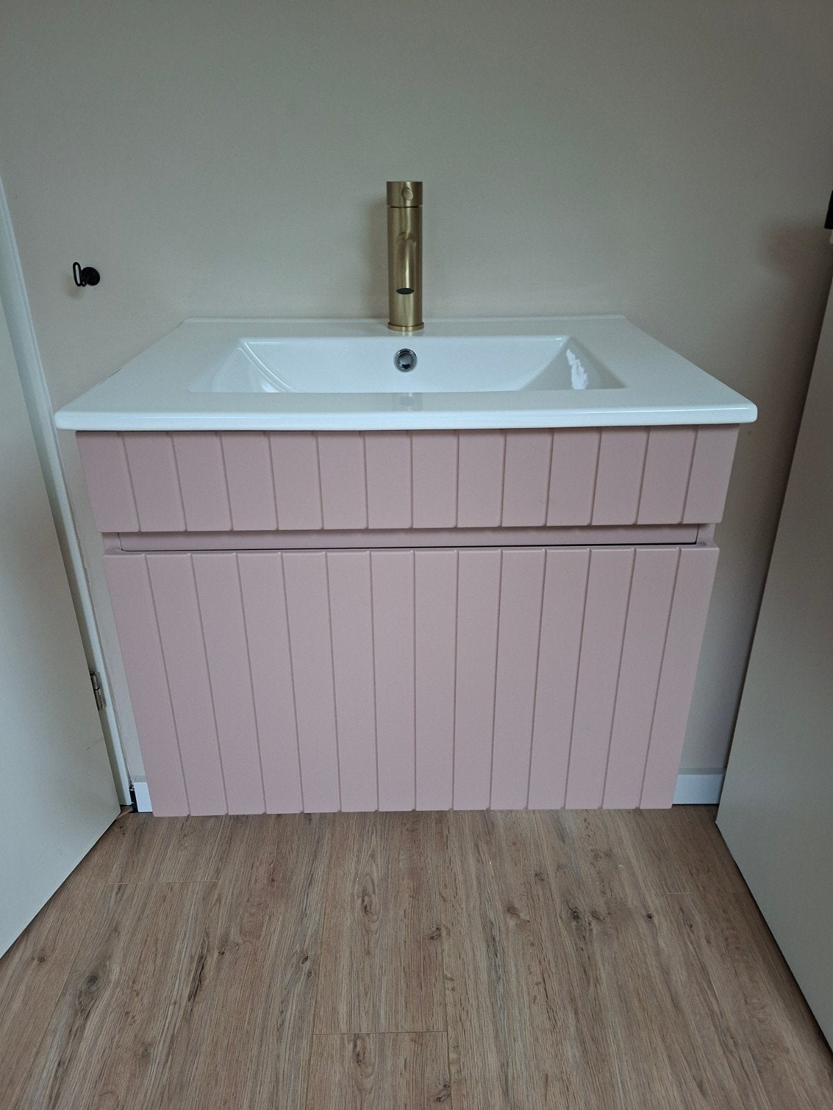 Roze wastafelkast (zonder wasbak en kraan), Ophalen, 50 tot 100 cm, Zo goed als nieuw, Minder dan 100 cm