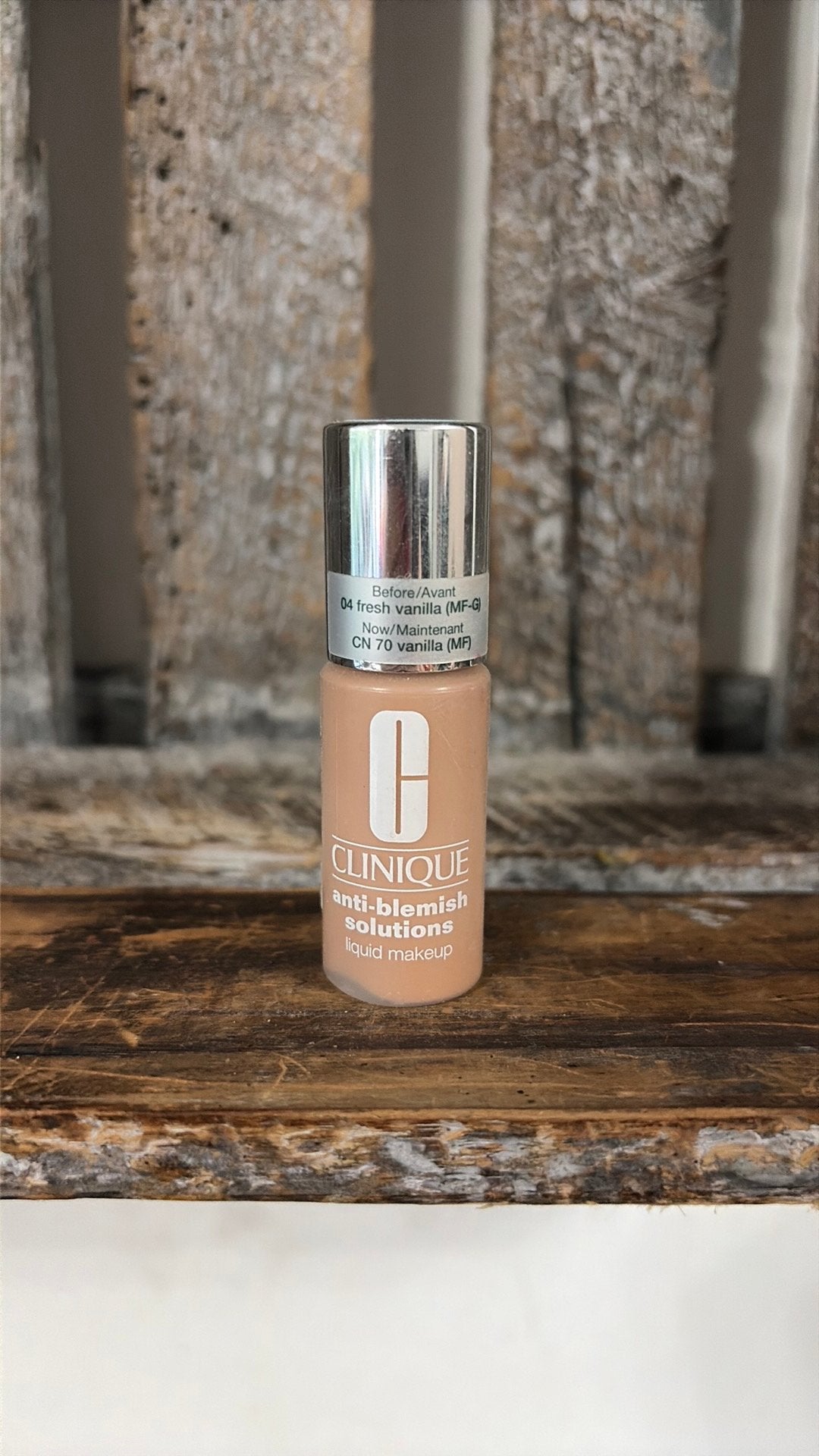 Clinique Anti Blemish Foundation CN70, Ophalen of Verzenden, Zo goed als nieuw, Beige, Gehele gezicht