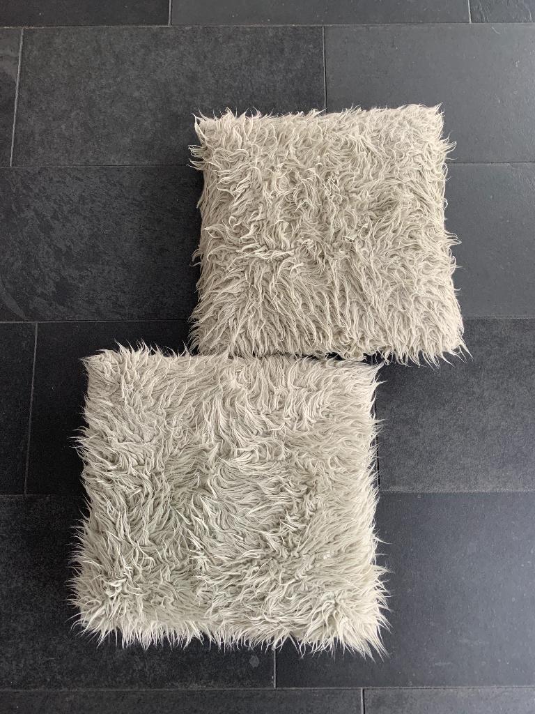 Soft fuzzy hairy decorative pillows / sierkussens, Ophalen of Verzenden, Gebruikt, Grijs, Vierkant