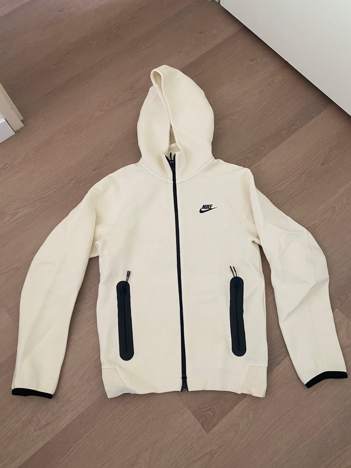 Nike Tech pak Coconut milk maat XS, broek slim fit, Ophalen of Verzenden, Zo goed als nieuw, Maat 46 (S) of kleiner, Grijs