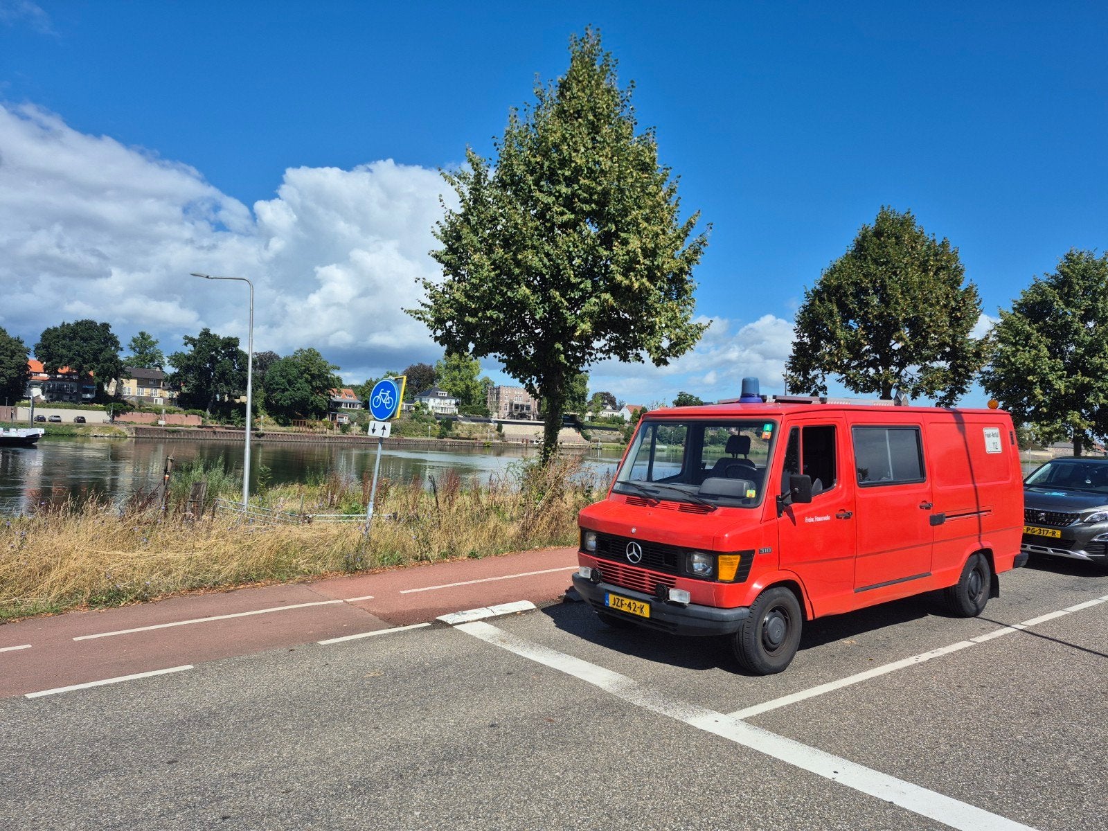 brandweerbus 1983 Rood gas verlengde versie, Caravans en Kamperen, Campers, Buscamper of Camperbus, Volkswagen, Handgeschakeld