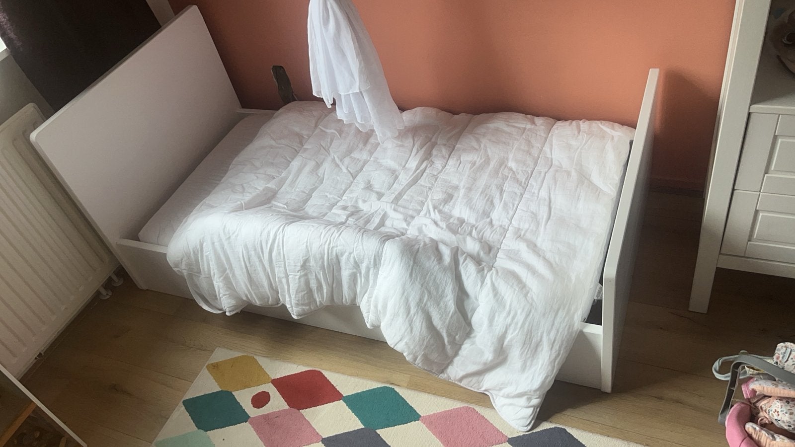 peuterbed met lattenbodem + eventueel matras en beddengoed, Ophalen, Gebruikt, Wit, 190 cm of minder