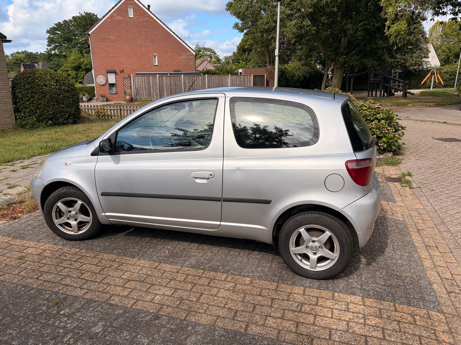 Toyota Yaris 1.3 16V 3DR 2001 Grijs km 225000, Auto's, Toyota, Voorwielaandrijving, 1299 cc, 31 €/maand, 4 cilinders