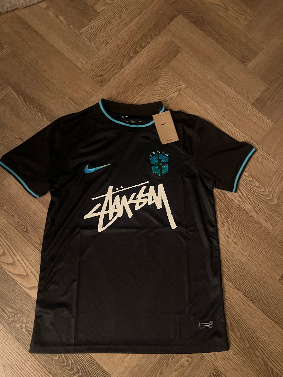 Nike Stussy Brazilië Shirt Maat S - Nieuw met prijskaartje, Zwart, Nieuw, Ophalen of Verzenden, Voetbal