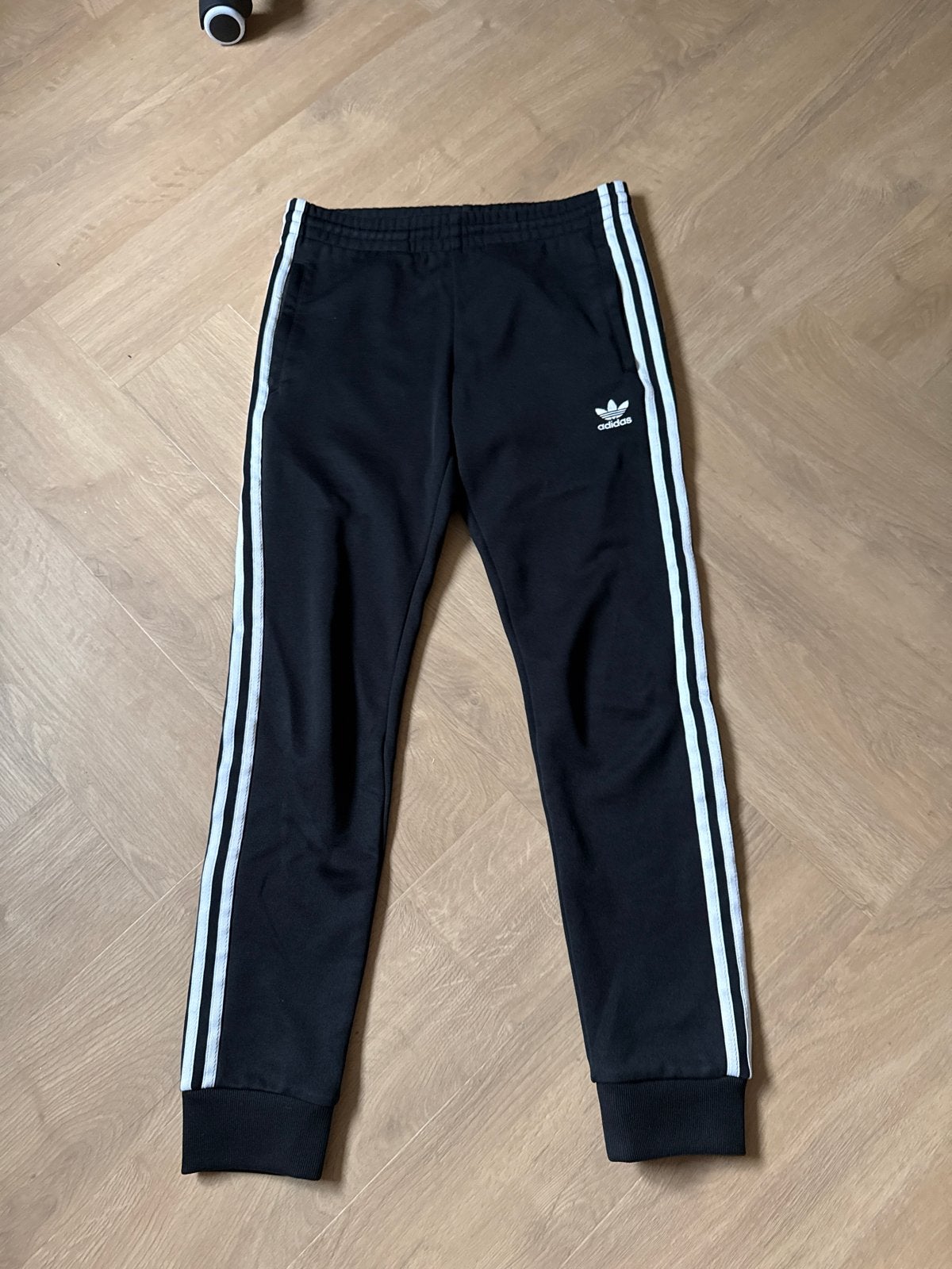 Adidas originals trainingsbroek zwart - Nieuwstaat - maat XS, Kleding | Dames, Sportkleding, Zwart, Overige typen, Ophalen of Verzenden
