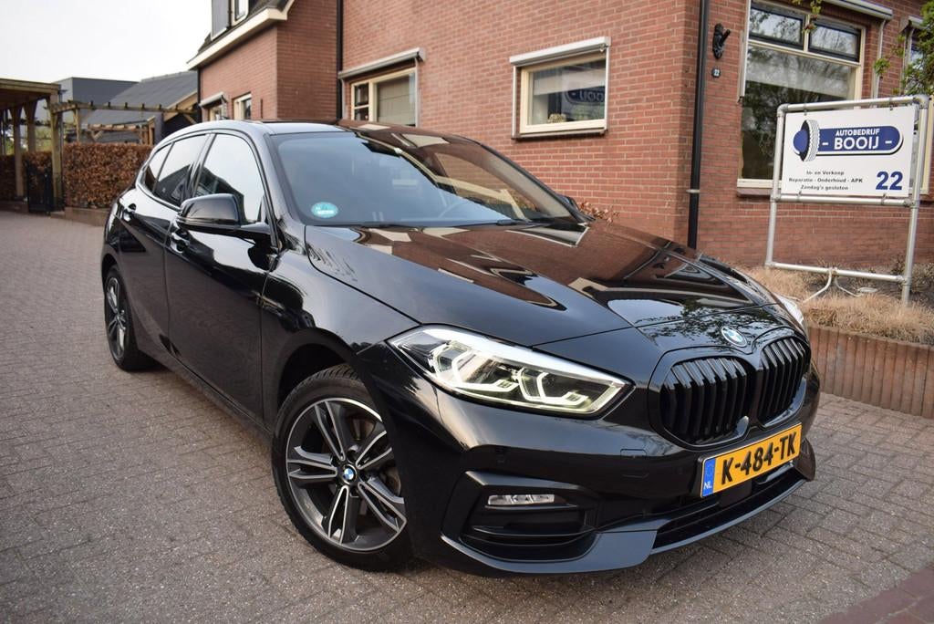 BMW 1-serie 118i High Executive Edition AUTOM/NAVI/CRUISE/CA, Auto's, 136 pk, Gebruikt, Leder en Stof, Zwart