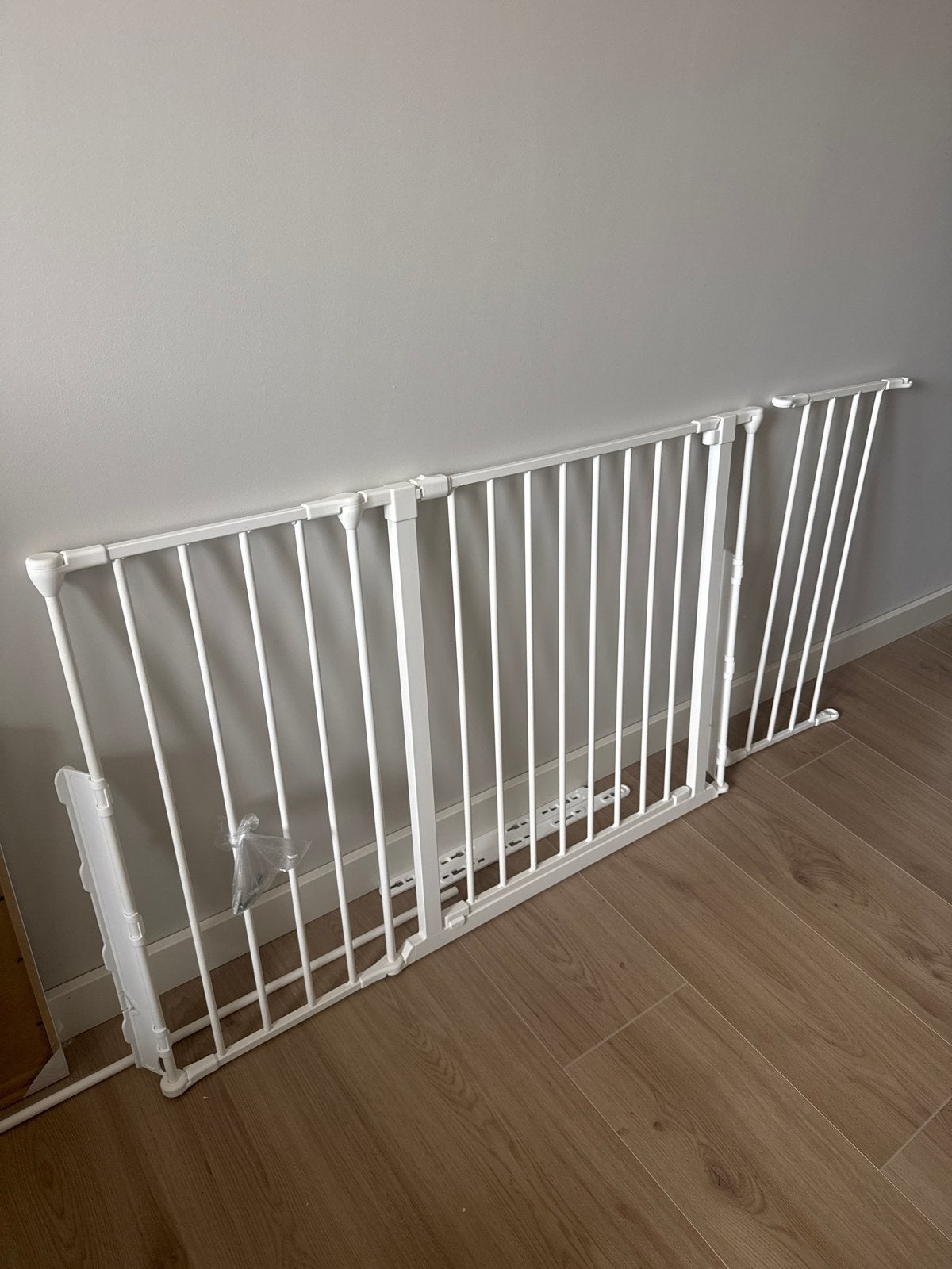 BabyDan Flex M traphekje z.g.a.n. - Wit, Kinderen en Baby's, Traphekjes, Ophalen, 100 tot 115 cm, Zo goed als nieuw, Metaal of IJzer