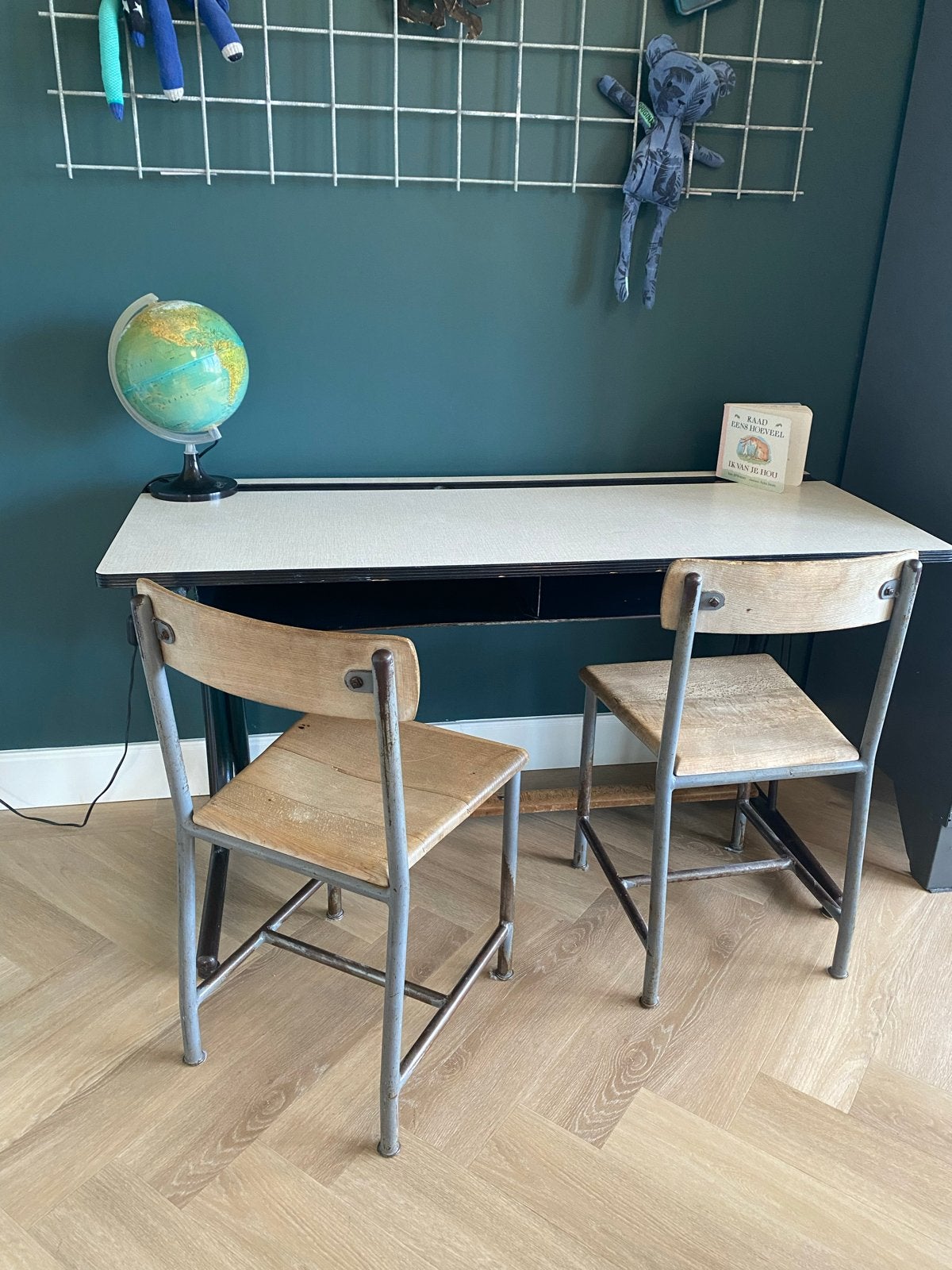 Vintage schooltafel met twee stoelen van Firma Zoethout, Ophalen