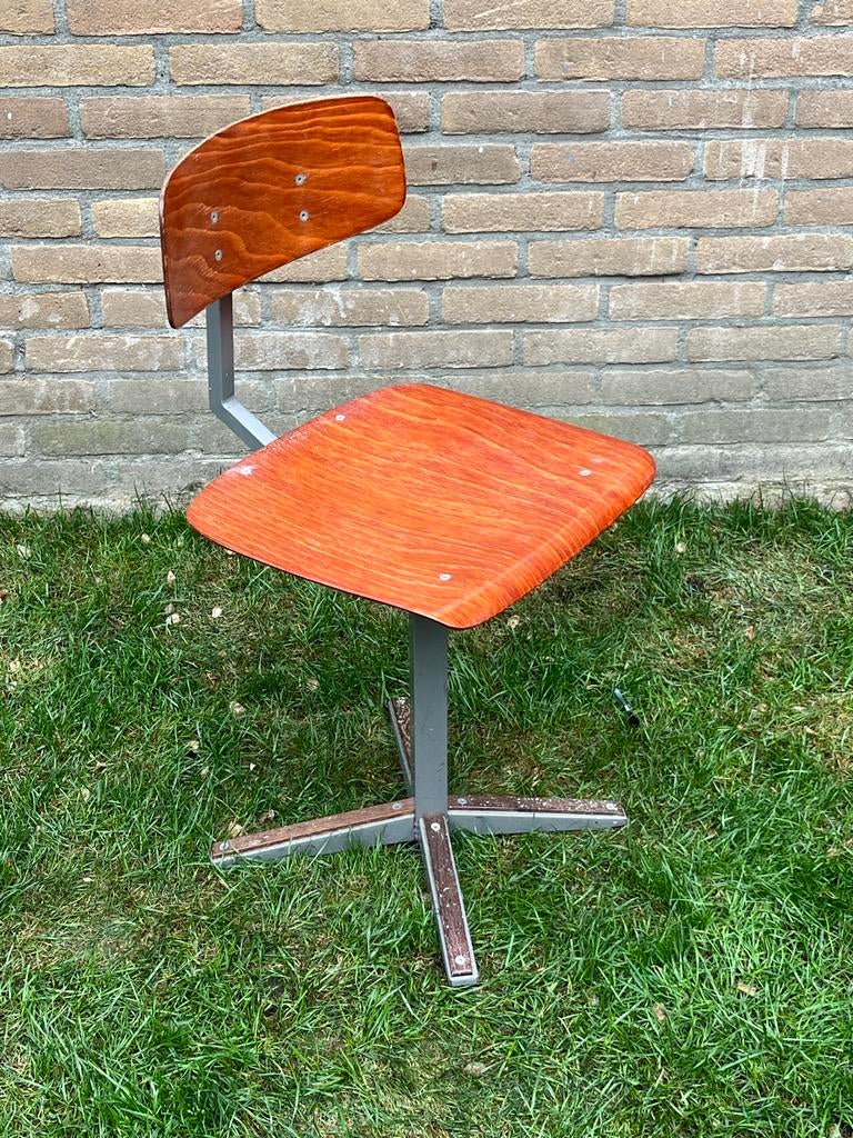 Vintage schoolstoel met houten details op voet, Ophalen, Gebruikt, Bruin, Eén